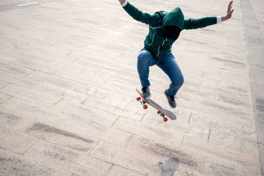 Modern şehirde Asyalı kaykaycı kadın.