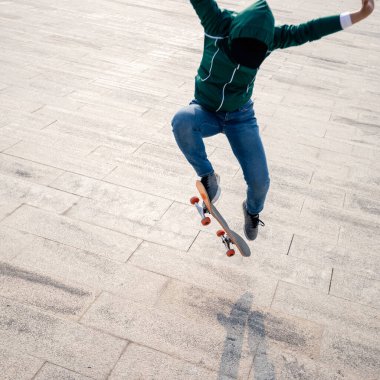 Modern şehirde Asyalı kaykaycı kadın.