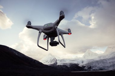 Uçan İHA Tibet, Çin 'deki buzullu lagünün fotoğrafını çekiyor.