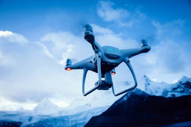 Uçan İHA Tibet, Çin 'deki buzullu lagünün fotoğrafını çekiyor.