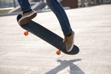 Modern şehirde Asyalı kaykaycı kadın.