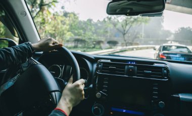 Şehir yolunda araba sürüyorum