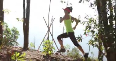 Ormanda koşan kadın