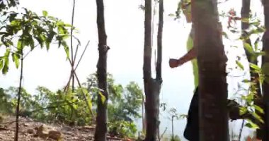 Ormanda koşan kadın