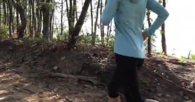 Ormanda koşan kadın