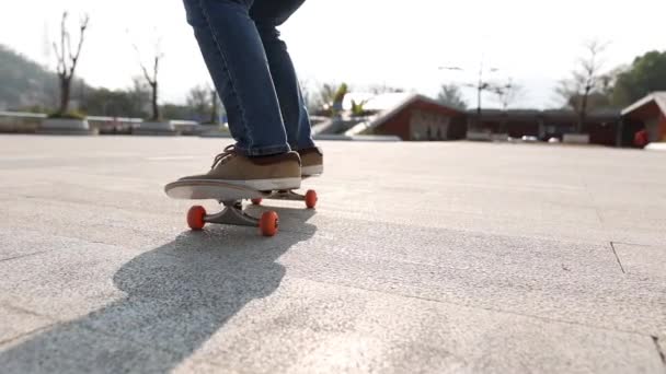 Mujer skateboarding — Vídeo de stock