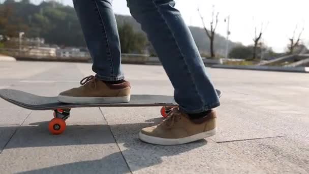 Mujer skateboarding — Vídeo de stock