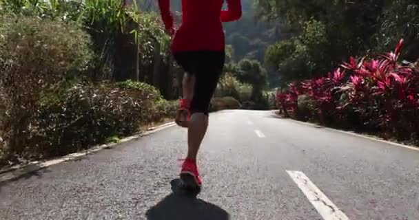 Mulher asiática correndo no parque — Vídeo de Stock