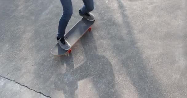 女性スケートボード — ストック動画