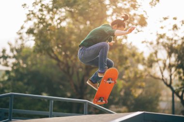 Asyalı kaykaycı kadın kaykay parkında