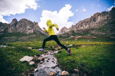 Vahşi dağlarda koşan kadın koşucu