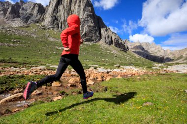 Vahşi dağlarda koşan kadın koşucu