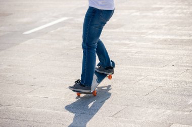 Modern şehirde Asyalı kaykaycı kadın.