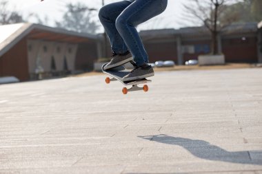 Modern şehirde Asyalı kaykaycı kadın.