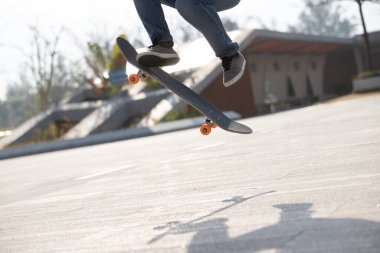 Modern şehirde Asyalı kaykaycı kadın.