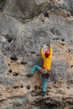 Uçuruma tırmanan kadın.