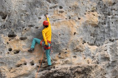 Uçuruma tırmanan kadın.