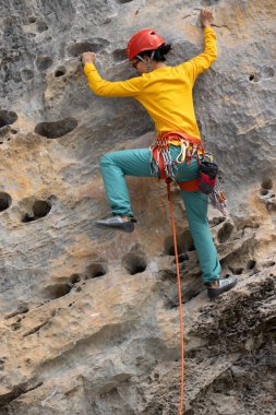 Uçuruma tırmanan kadın.