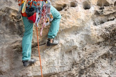 Uçuruma tırmanan kadın.