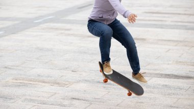 Modern şehirde Asyalı kaykaycı kadın.