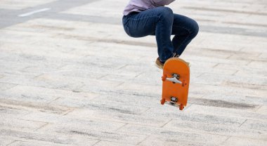 Modern şehirde Asyalı kaykaycı kadın.