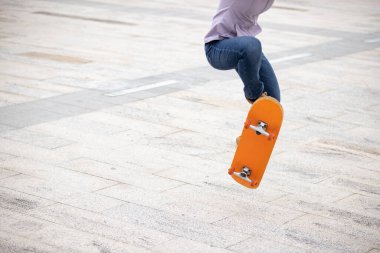 Modern şehirde Asyalı kaykaycı kadın.