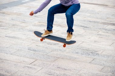 Modern şehirde Asyalı kaykaycı kadın.