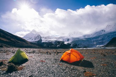 Tibet, Çin 'de güzel buzullu dağlara bakan bir kamp.