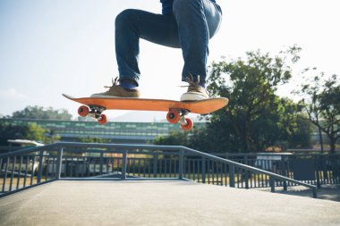 Asyalı kaykaycı kadın kaykay parkında