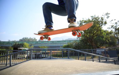 Asyalı kaykaycı kadın kaykay parkında