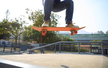 Asyalı kaykaycı kadın kaykay parkında