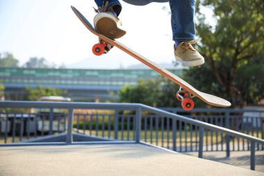 Asyalı kaykaycı kadın kaykay parkında