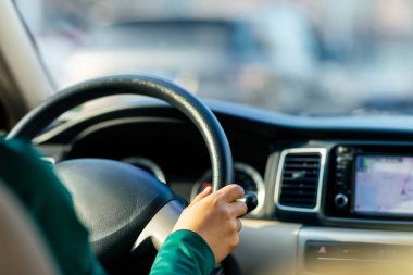 Şehirde araba sürmek.