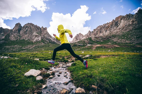 Vahşi dağlarda koşan kadın koşucu
