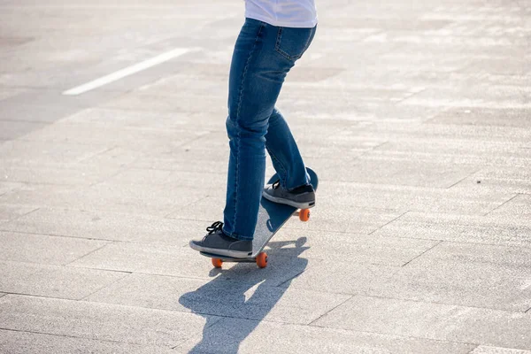 Modern şehirde Asyalı kaykaycı kadın.