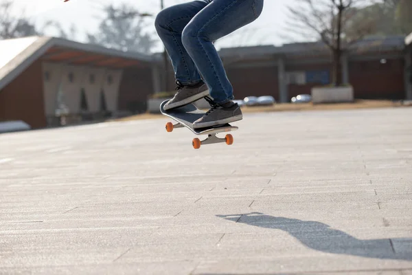 Modern şehirde Asyalı kaykaycı kadın.