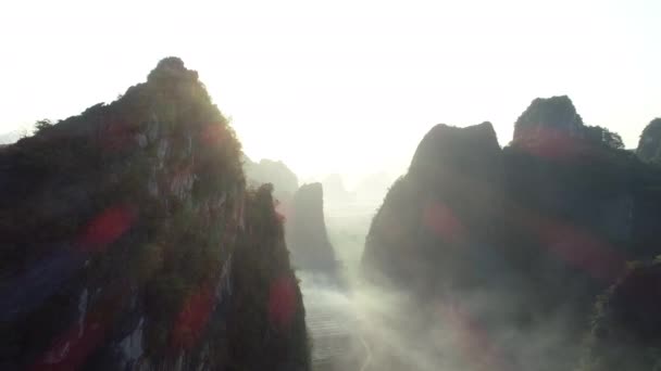 Beaux Arbres Verts Luxuriants Sur Les Montagnes Tropicales Dans Brouillard — Video