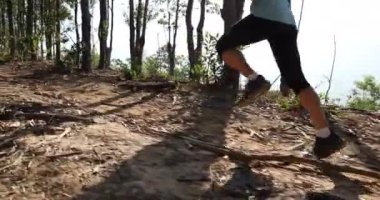 Gündoğumunda tropik orman zirvesinde koşan fitness kadın patika koşucusu