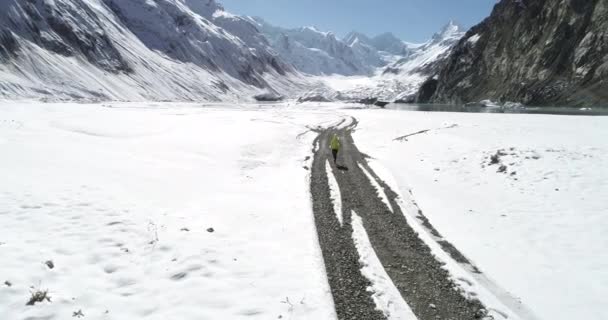 Mulher Corredor Trilha Atravessar País Correndo Montanhas Inverno — Vídeo de Stock