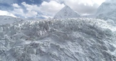 Karlı dağ arkaplanının havadan görüntüsü