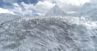 Karlı dağ arkaplanının havadan görüntüsü