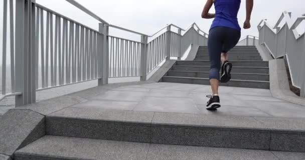 Gesunder Lebensstil Fitness Sportlerin Läuft Auf Strandpfad — Stockvideo