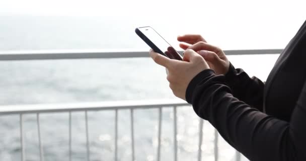 Ασιάτισσα Που Χρησιμοποιεί Smartphone Εξωτερικούς Χώρους — Αρχείο Βίντεο
