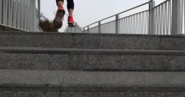 Sağlıklı yaşam tarzı fitness kadın koşucusu deniz kenarında koşuyor.