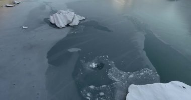 Çin, Tibet 'teki güzel donmuş buzullu göl manzarası.