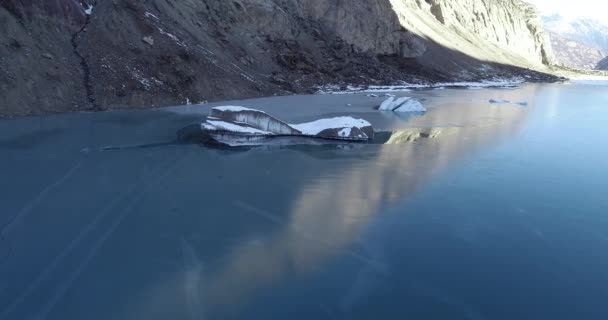 チベット 中国の美しい氷河ラグーンの空中ビュー — ストック動画