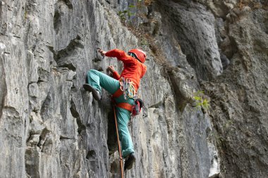 Uçuruma tırmanan kadın.