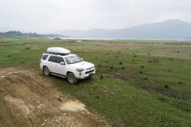 Dağlardaki bahar patikasındaki off-road aracının uçak manzarası