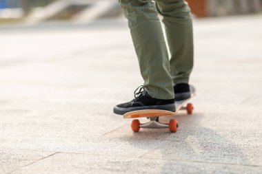 Modern şehirde Asyalı kaykaycı kadın.