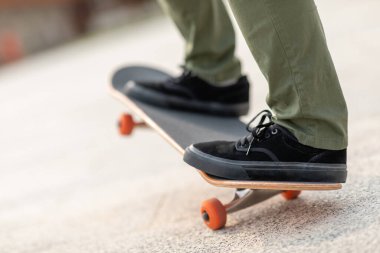 Modern şehirde Asyalı kaykaycı kadın.